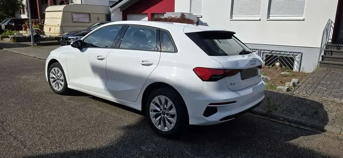 Gebraucht Audi A3 e-tron Basis 150 PS (110 kW) 2022 Weiß Kleinwagen