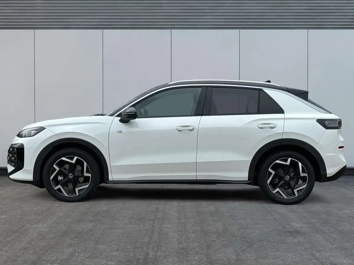 Neu VW T-Roc Cabriolet R-line 150 PS (110 kW) 2026 Pure white, dach schwarz SUV