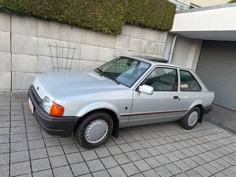 Silber Gebraucht 1990 Ford Escort Limousine | 8.400 € - Bild 1/4