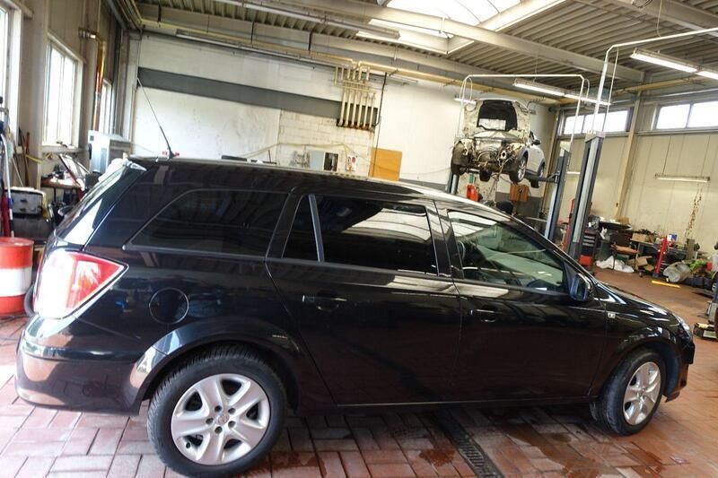 Gebraucht Opel Astra Edition 116 PS (85 kW) 2012 Schwarz Kombi