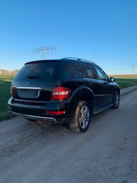 Gebraucht Mercedes ML350 231 PS (169 kW) 2010 Schwarz SUV