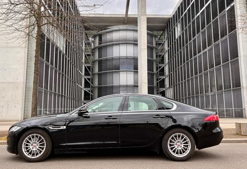 Gebraucht Jaguar XF Pure 163 PS (119 kW) 2018 Schwarz Limousine