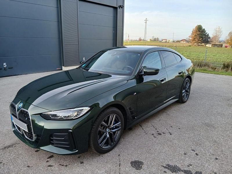 Grün Gebraucht 2022 BMW i4 Sport Line Limousine | 43.500 € (Etwas zu teuer) - Bild 1/4