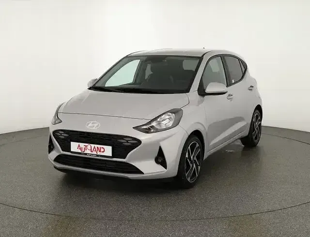Neu Hyundai i10 63 PS (46 kW) 2025 Grau Kleinwagen