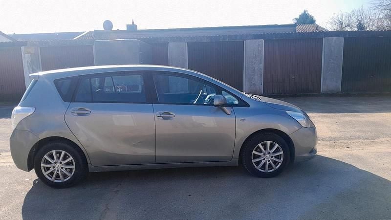 Gebraucht Toyota Verso 147 PS (108 kW) 2011 Silber Van / Kleinbus