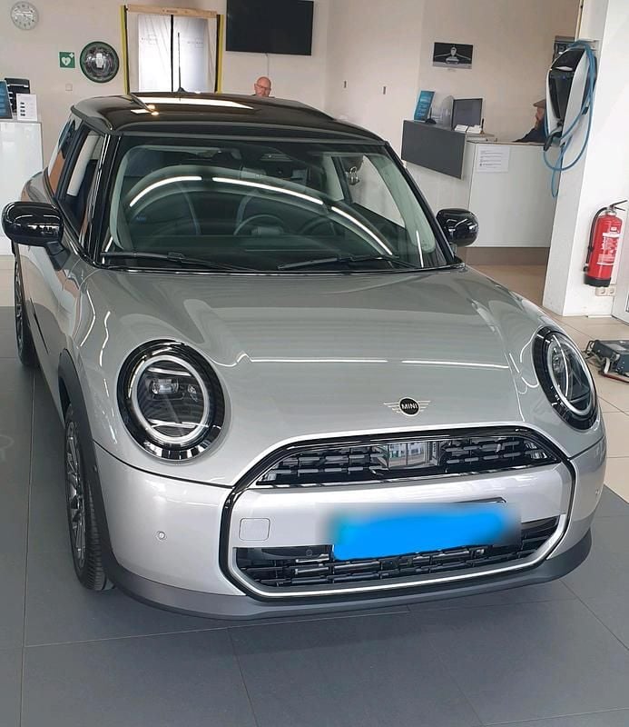 Silber Gebraucht 2024 Mini Cooper Classic Kleinwagen | 28.900 € (Fairer Preis) - Bild 1/4