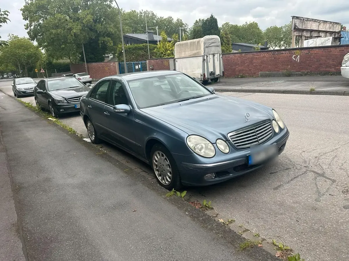 Gebraucht Mercedes E240 177 PS (130 kW) 2004 Blau Limousine