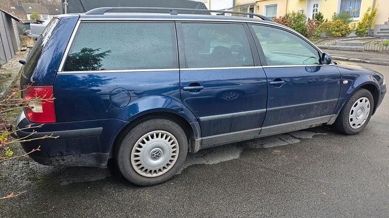 Gebraucht VW Passat Basis 131 PS (96 kW) 2001 Blau Kombi