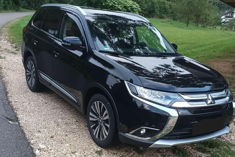 Schwarz Gebraucht 2017 Mitsubishi Outlander Diamant Edition SUV | 17.490 € (Fairer Preis) - Bild 1/4