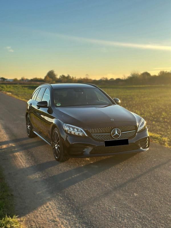 Blau Gebraucht 2018 Mercedes C200 AMG Kombi | 29.999 € - Bild 1/4