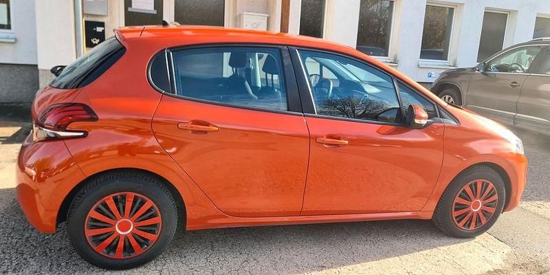 Gebraucht Peugeot 208 Active 82 PS (60 kW) 2017 Orange Kleinwagen