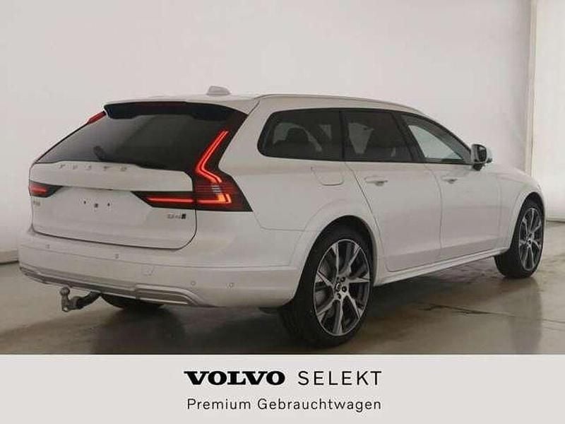 Gebraucht Volvo V90 CC Ultimate 197 PS (144 kW) 2023 Crystal white / metallic Kombi