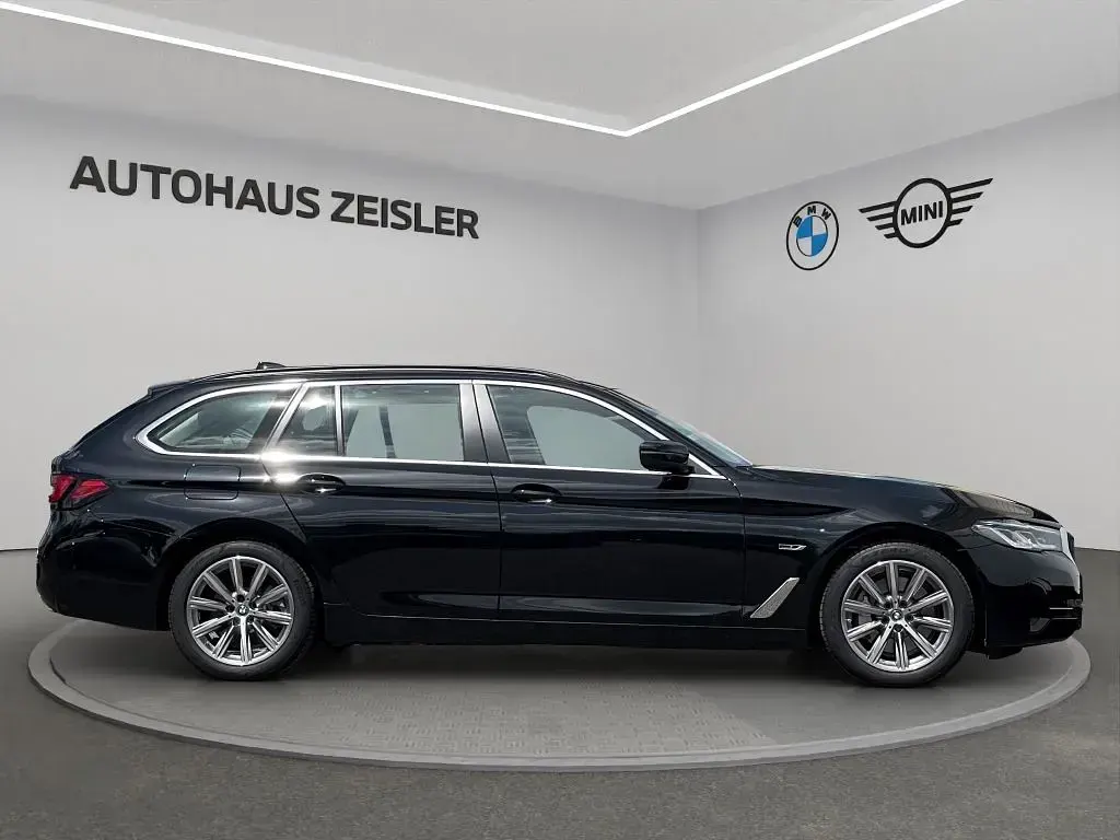 Gebraucht BMW 530e 184 PS (135 kW) 2024 Saphirschwarz Kombi