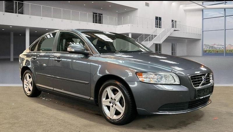 Grau Gebraucht 2010 Volvo S40 Limousine | 5.790 € (Fairer Preis) - Bild 1/4