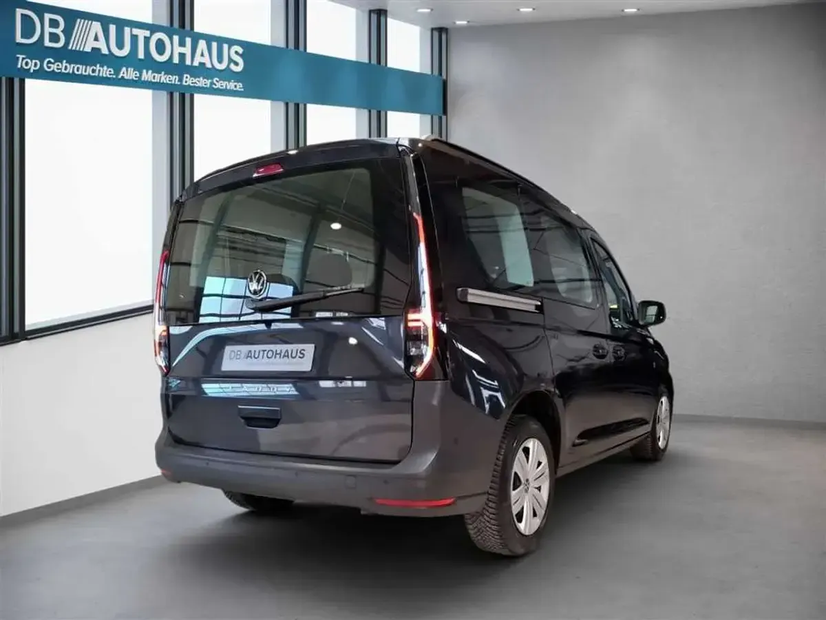 Second-hand VW Caddy 102 CP (75 kW) 2023 Albastru Monovolum