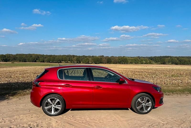 Rot Gebraucht 2018 Peugeot 308 S Limousine | 17.500 € (Teuer) - Bild 1/4