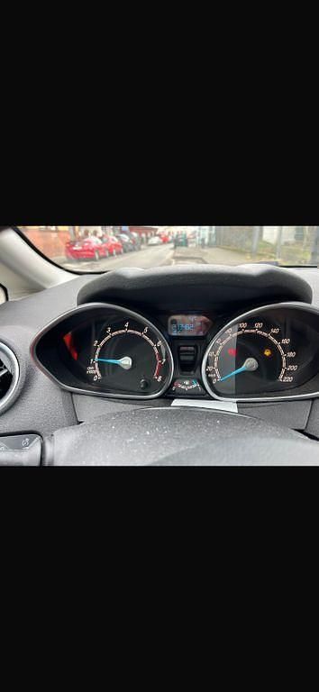 Gebraucht Ford Fiesta Trend 60 PS (44 kW) 2013 Weiß Kleinwagen