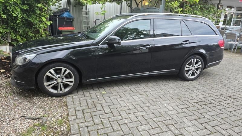 Schwarz Gebraucht 2013 Mercedes E220 Kombi | 11.200 € (Fairer Preis) - Bild 1/4