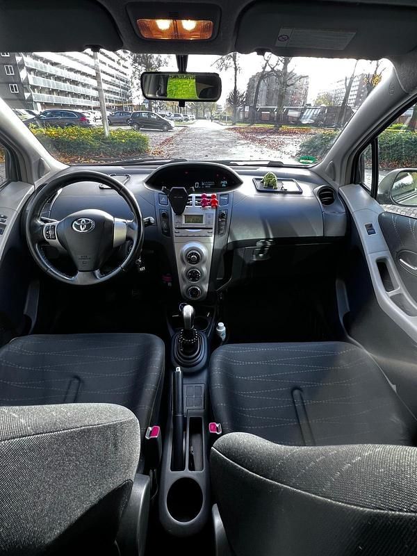 Grau Gebraucht 2009 Toyota Yaris Kleinwagen | 3.350 € (Guter Preis) - Bild 1/4