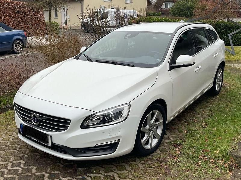 Weiß Gebraucht 2014 Volvo V60 Momentum Kombi | 9.500 € (Fairer Preis) - Bild 1/4