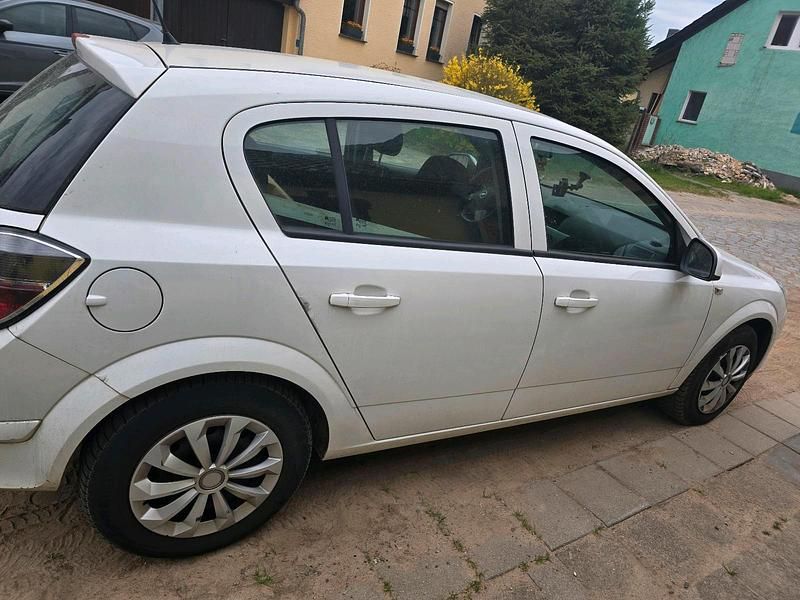 Usata Opel Astra 115 CV (84 kW) 2012 Bianco Utilitaria