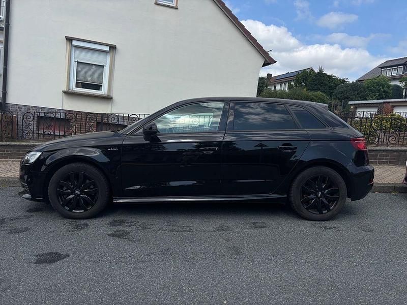 Schwarz Gebraucht 2017 Audi A3 Sportback e-tron Limousine | 18.499 € (Etwas zu teuer) - Bild 1/4