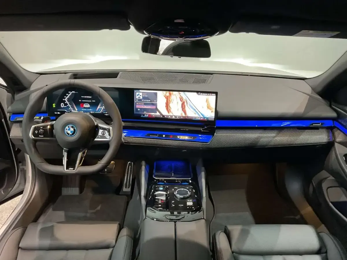 Gebraucht BMW i5 M Sport 289 kW (394 PS) 2025 Weiß Kombi