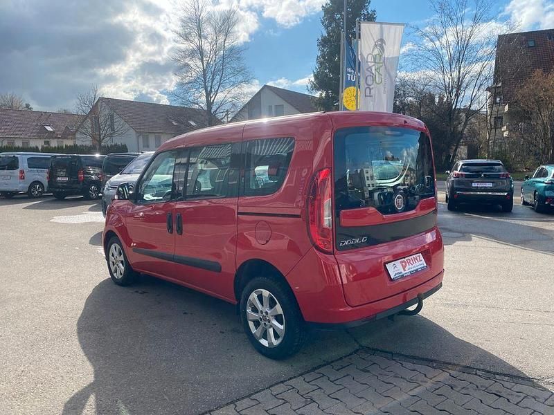 Gebraucht Fiat Doblò 95 PS (69 kW) 2019 Rot Van / Kleinbus