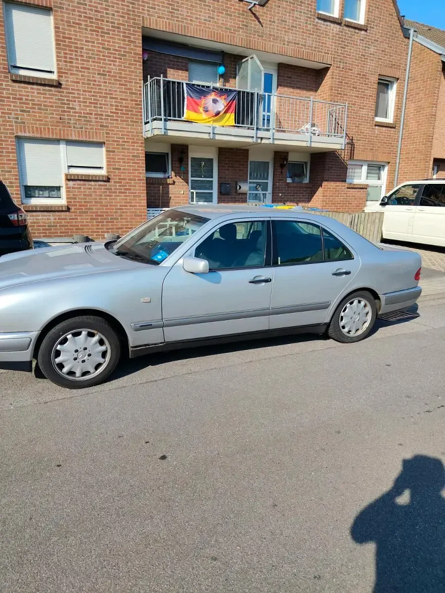 Gebraucht Mercedes E240 Elegance 170 PS (125 kW) 1999 Silber Limousine