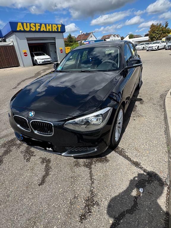 Schwarz Gebraucht 2012 BMW 116 Sport Line Kleinwagen | 7.600 € (Fairer Preis) - Bild 1/4