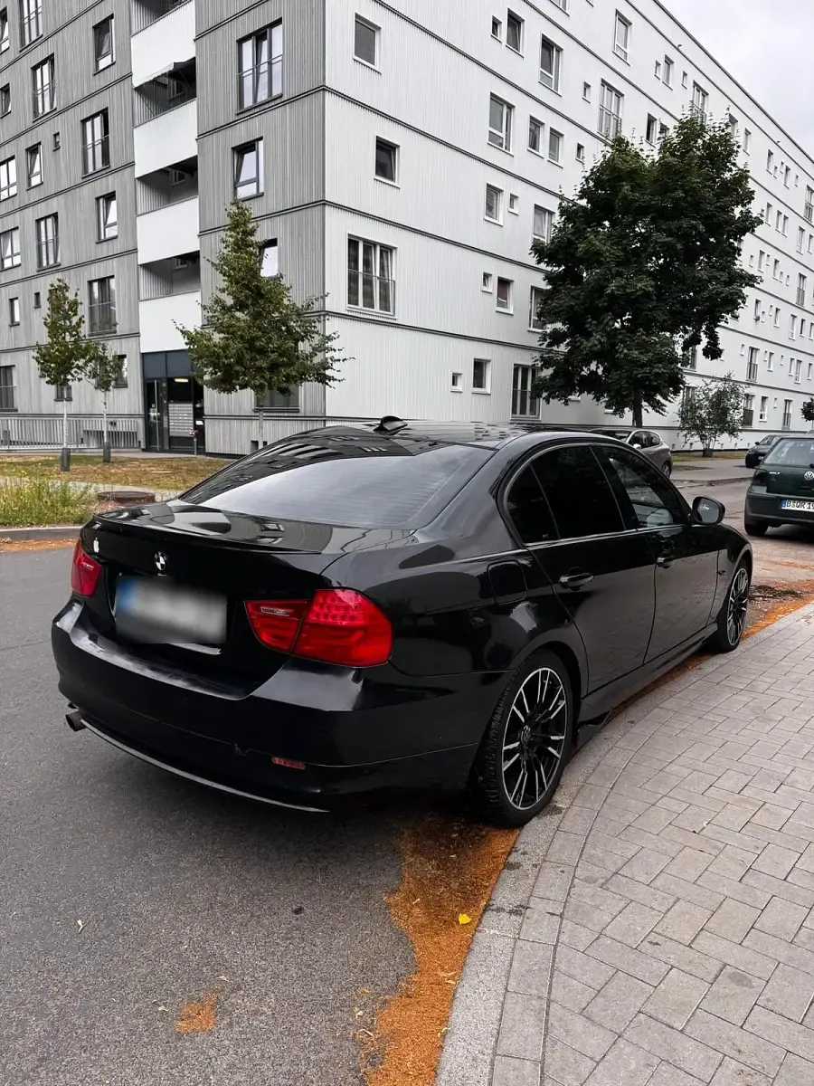 Gebraucht BMW 320 143 PS (105 kW) 2010 Schwarz Limousine