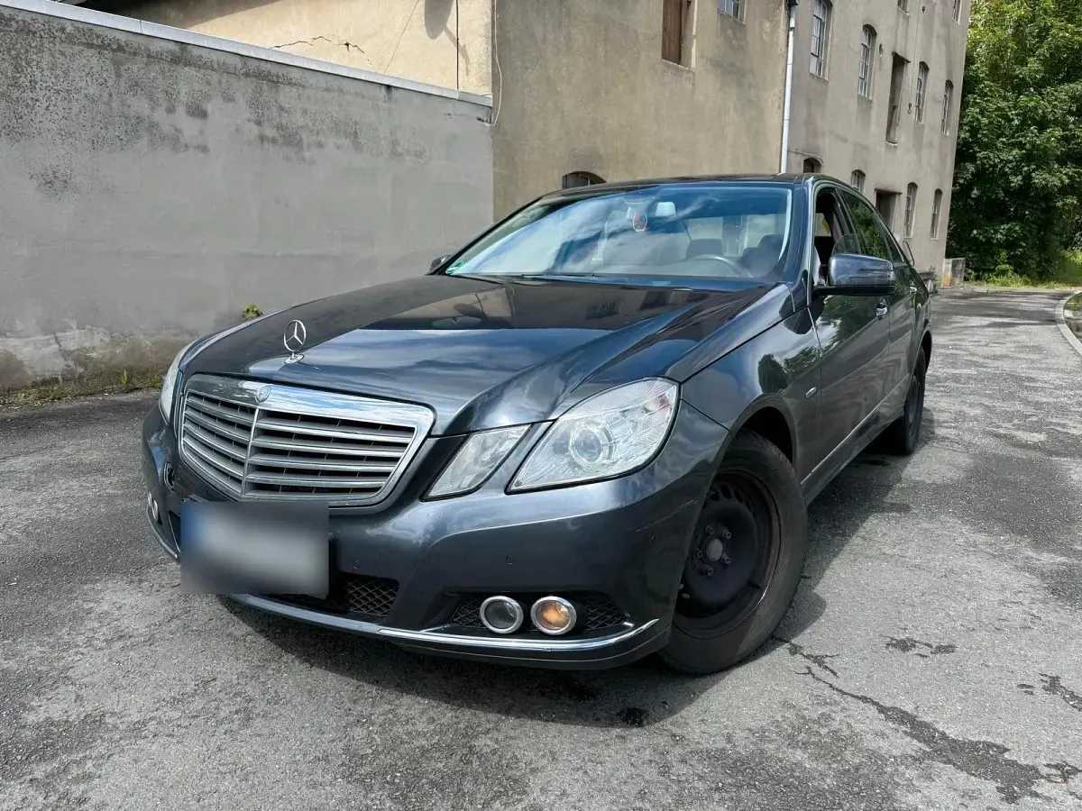 Gebraucht Mercedes E200 136 PS (100 kW) 2010 Blau Limousine