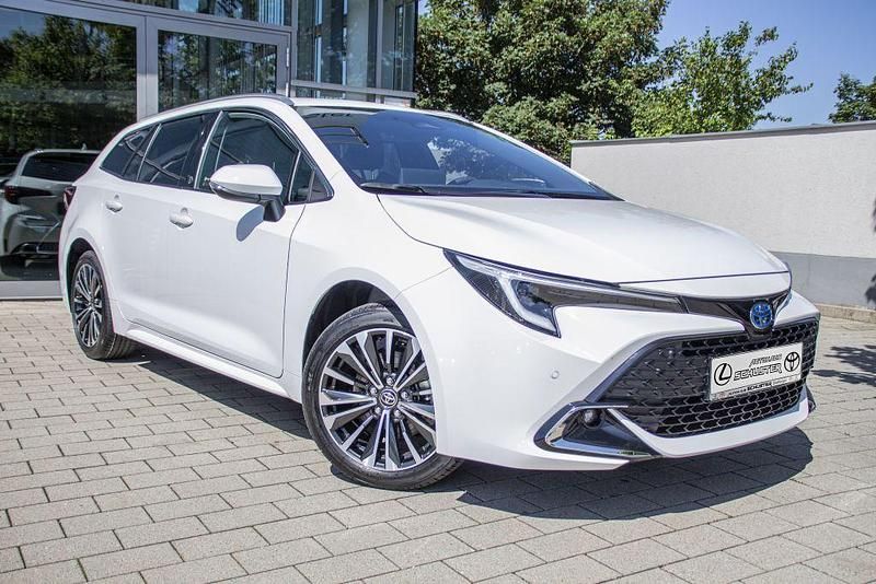 Schneeweiß Gebraucht 2023 Toyota Corolla Team Kombi | 28.990 € (Fairer Preis) - Bild 1/4