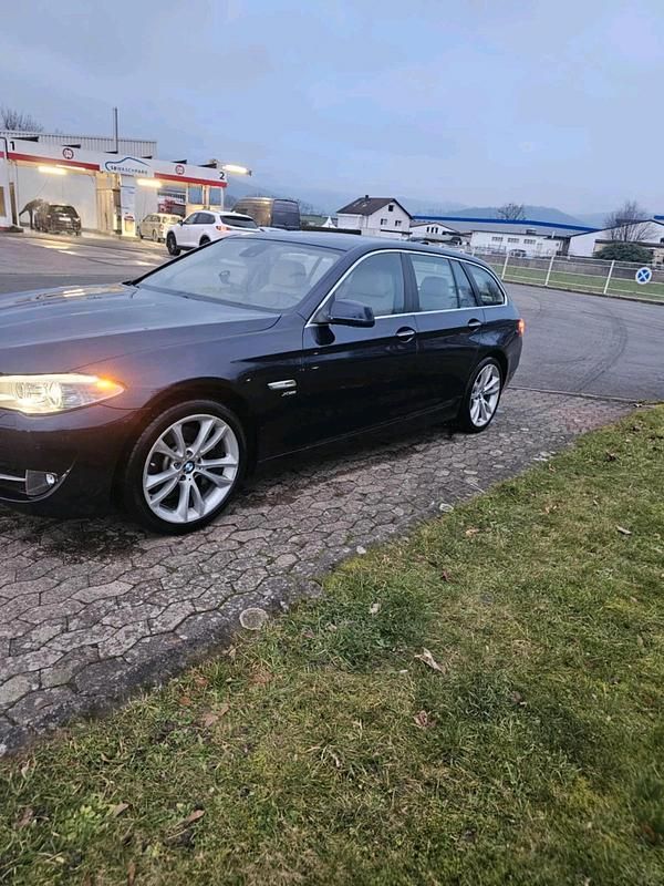 Gebraucht BMW 530 258 PS (189 kW) 2011 Blau Kombi