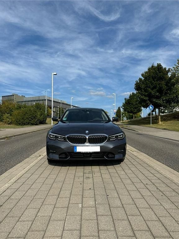 Grau Gebraucht 2019 BMW 320 Sport Line Limousine | 25.499 € (Fairer Preis) - Bild 1/4