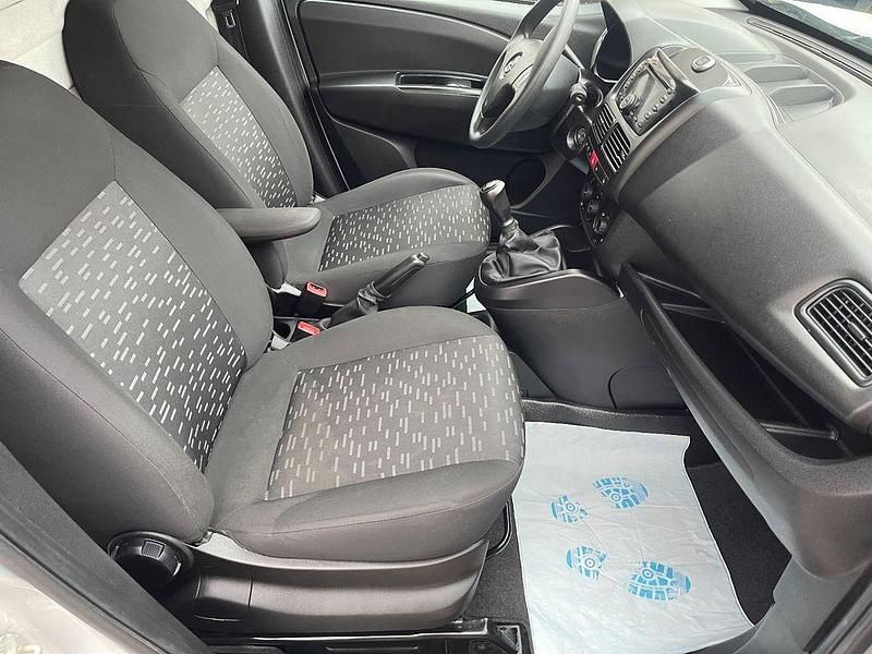 Gebraucht Opel Combo Selection 95 PS (69 kW) 2017 Grau Van / Kleinbus