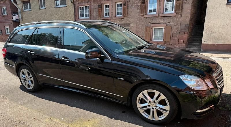 Schwarz Gebraucht 2010 Mercedes E220 Kombi | 7.450 € - Bild 1/4