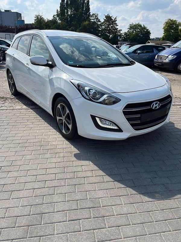 Weiß Gebraucht 2016 Hyundai i30 Passion Kombi | 7.499 € (Guter Preis) - Bild 1/4