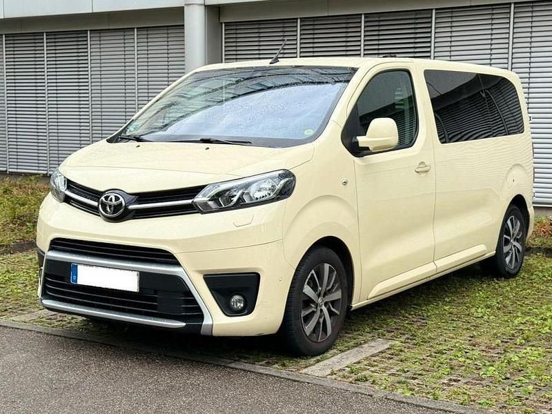 Weiß Gebraucht 2021 Toyota Proace Verso Kombi | 25.880 € (Superpreis) - Bild 1/4