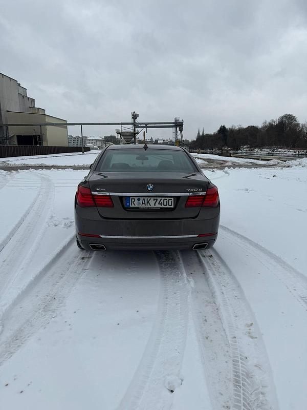 Gebraucht BMW 740 313 PS (230 kW) 2015 Braun Limousine