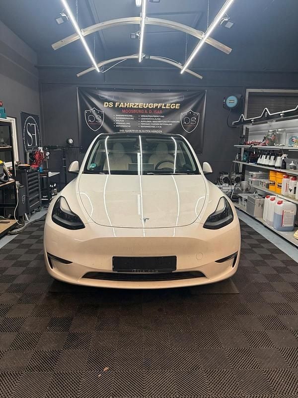 Weiß Gebraucht 2023 Tesla Model Y SUV | 44.499 € (Fairer Preis) - Bild 1/4