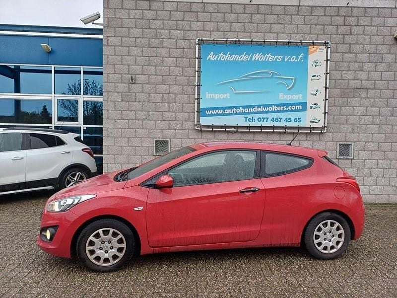 Rot Gebraucht 2014 Hyundai i30 Classic Coupé | 3.499 € - Bild 1/4