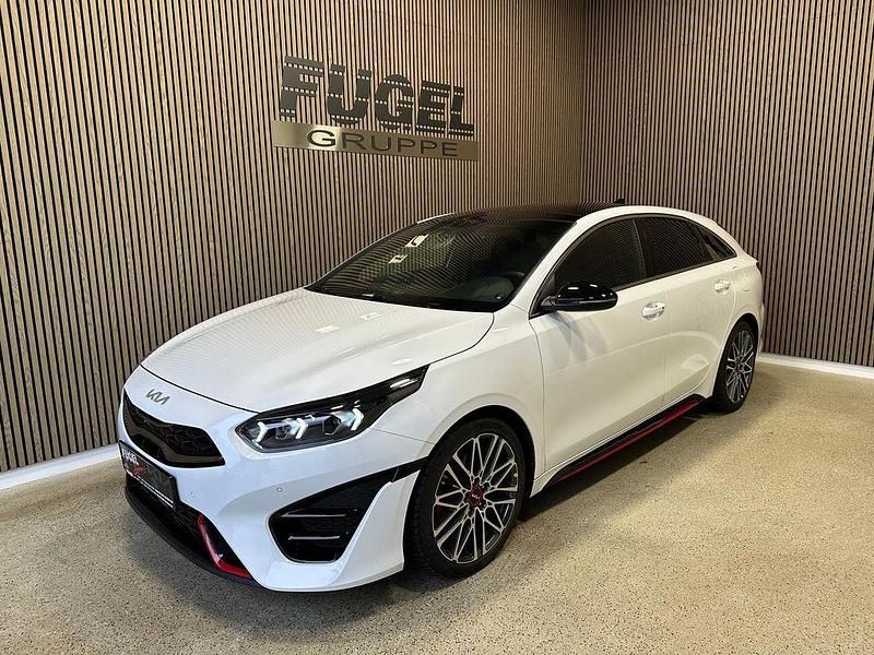 Gebraucht Kia ProCeed Comfort 204 PS (150 kW) 2024 Deluxeweiss met. Kleinwagen