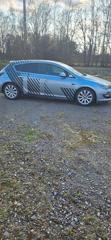 Gebraucht Opel Astra Selection 140 PS (102 kW) 2013 Grau Limousine
