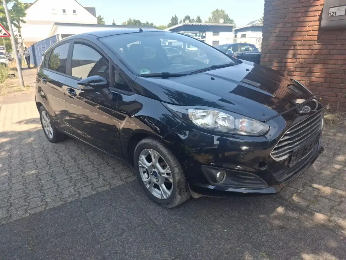 Gebraucht Ford Fiesta Trend 101 PS (74 kW) 2014 Schwarz Kleinwagen