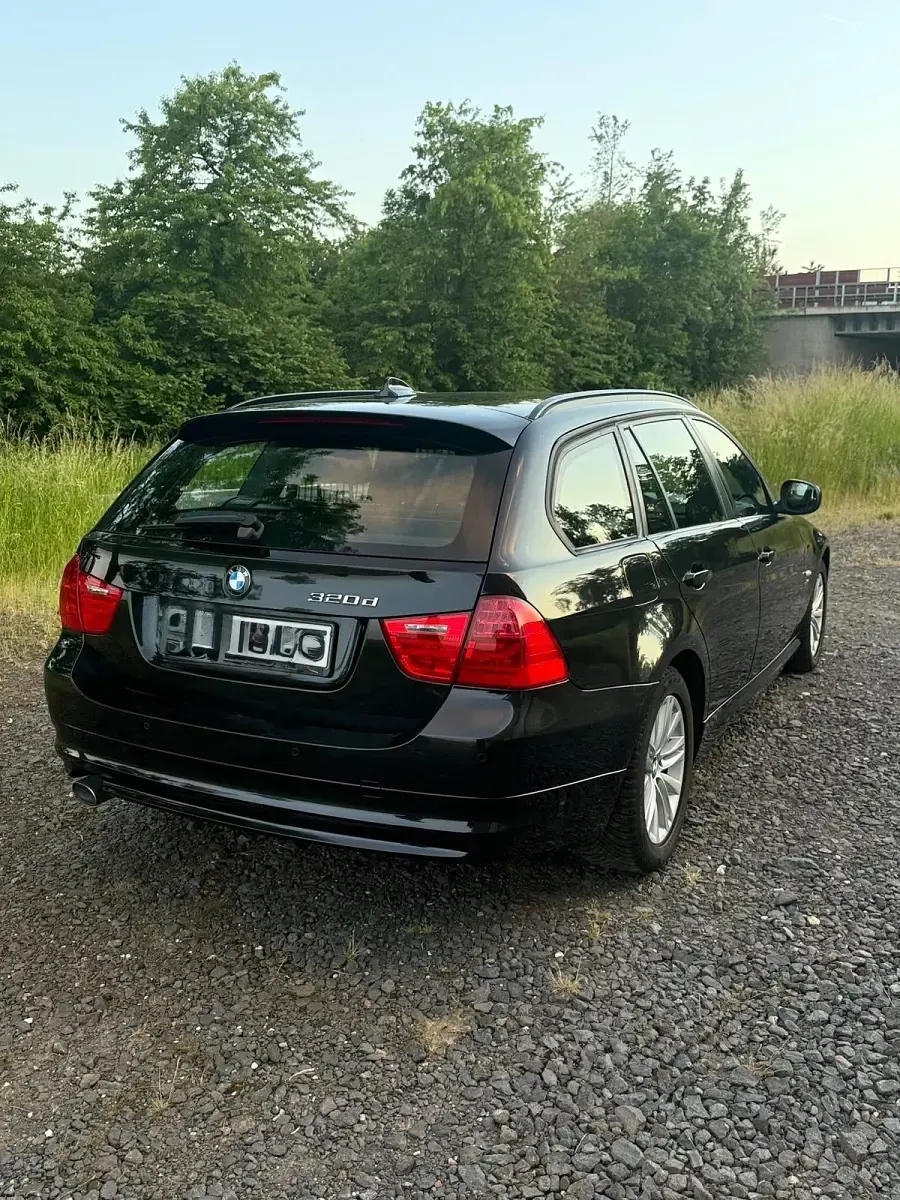 Gebraucht BMW 320 170 PS (125 kW) 2011 Schwarz Kombi