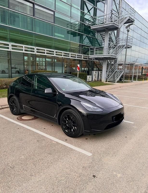 Schwarz Gebraucht 2023 Tesla Model Y Standard Range SUV | 31.499 € (Etwas zu teuer) - Bild 1/4