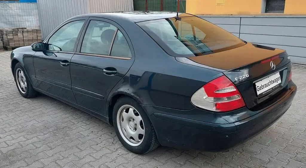 Używany Mercedes E220 Classic 150 KM (110 kW) 2005 Niebieski Sedan/Limuzyna
