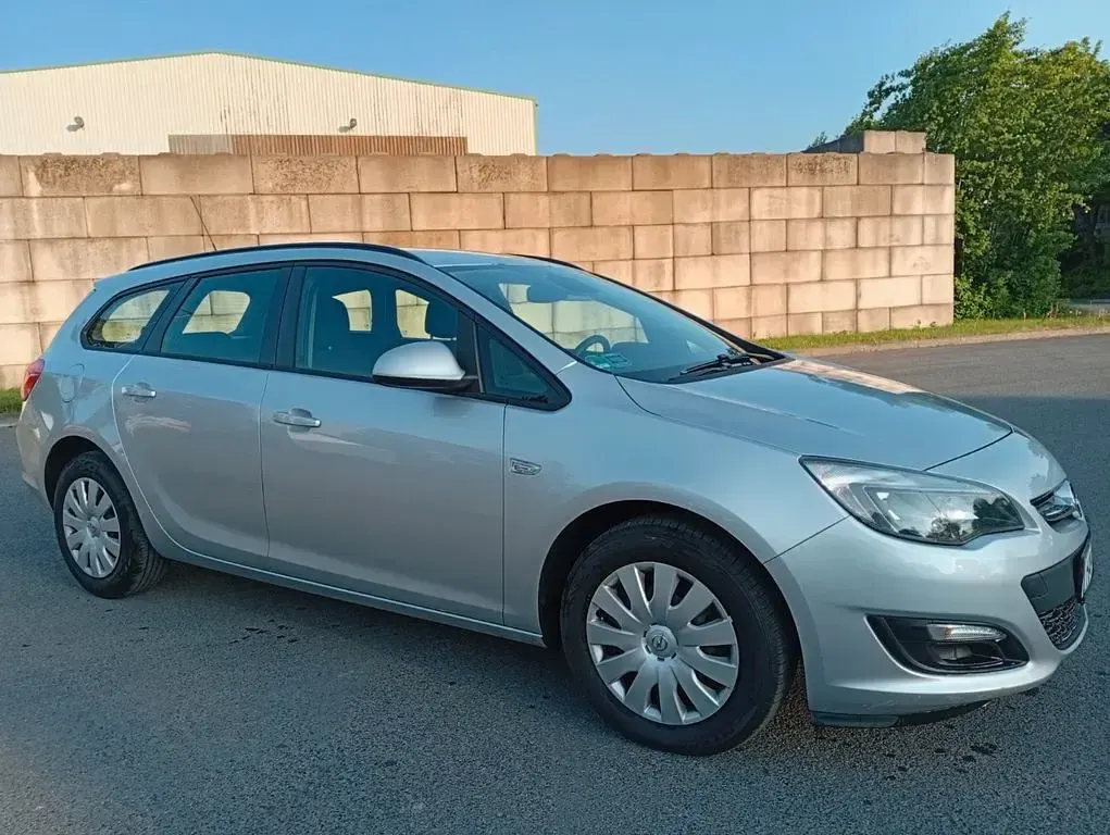 Gebraucht Opel Astra Selection 116 PS (85 kW) 2015 Silber Kombi