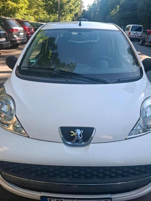 Weiß Gebraucht 2010 Peugeot 107 Filou Kleinwagen | 1.700 € (Fairer Preis) - Bild 1/4
